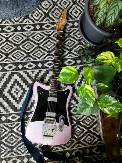 Fidelity Guitars Stellarosa Lite II guitar on a rug