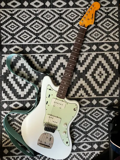 squier jazzmaster in olympic white and mint green pickguard